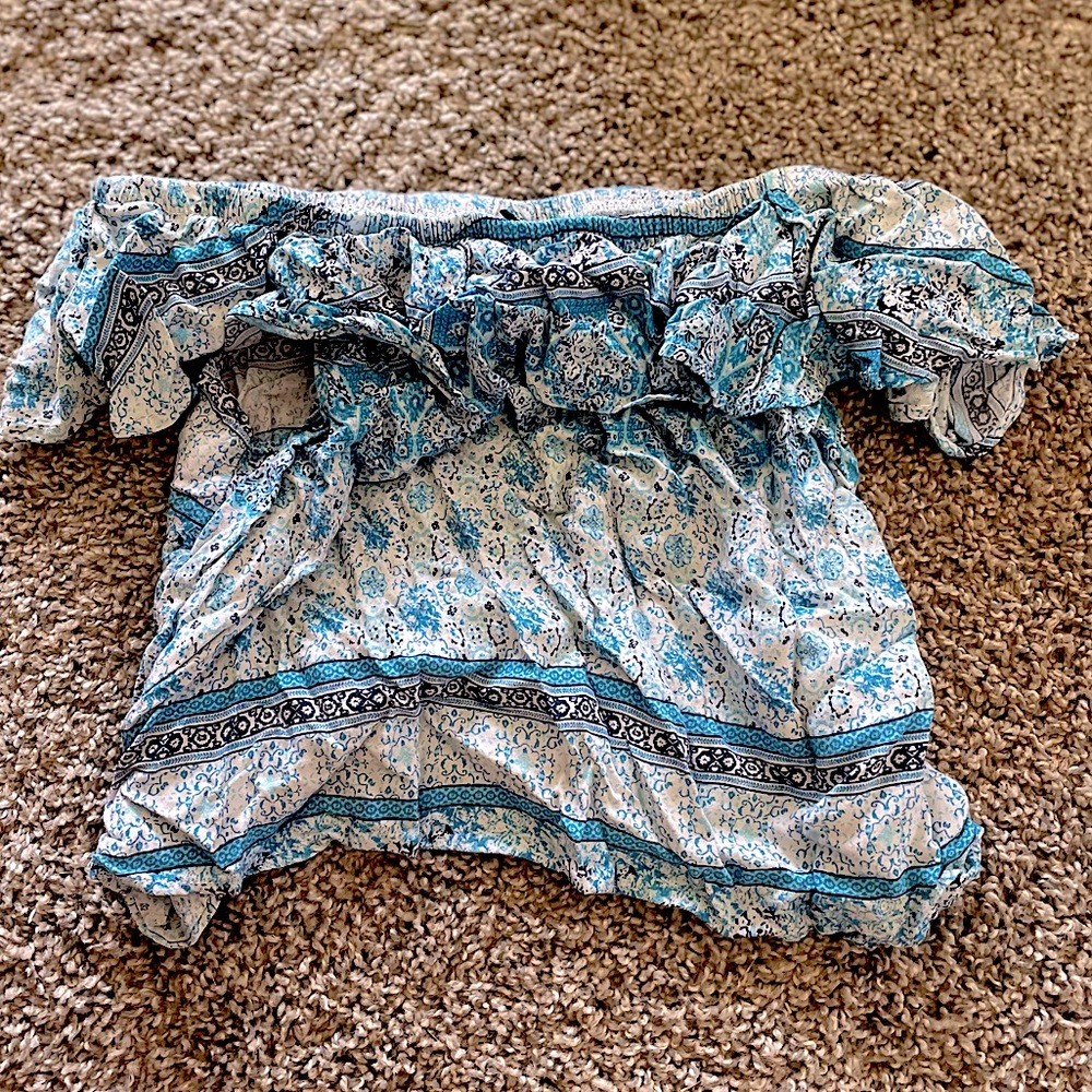 Off the shoulders ruffle crop top